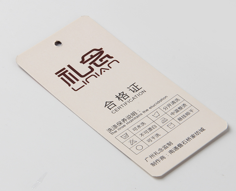 衣服吊牌在定做時出幺蛾子，制造商這樣做不懼怕劃痕