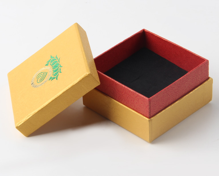 代表化妝品盒子廠家的老師傅，仔細(xì)比對(duì)3個(gè)小時(shí)，只為品質(zhì)