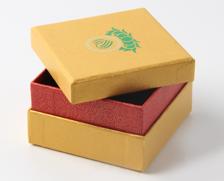 代表化妝品盒子廠家的老師傅，仔細(xì)比對(duì)3個(gè)小時(shí)，只為品質(zhì)