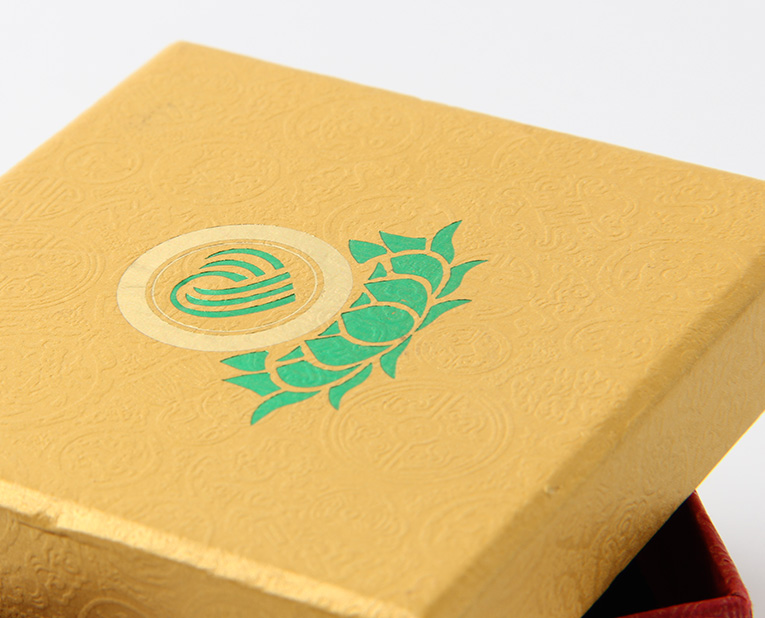 代表化妝品盒子廠家的老師傅，仔細(xì)比對(duì)3個(gè)小時(shí)，只為品質(zhì)