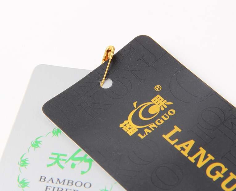 在選擇服裝紙牌定做工藝時(shí)，客人并不是最大的